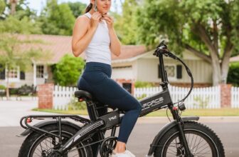 Vrouw controleert de riempjes van haar fietshelm – levensduur en onderhoud van een fietshelm